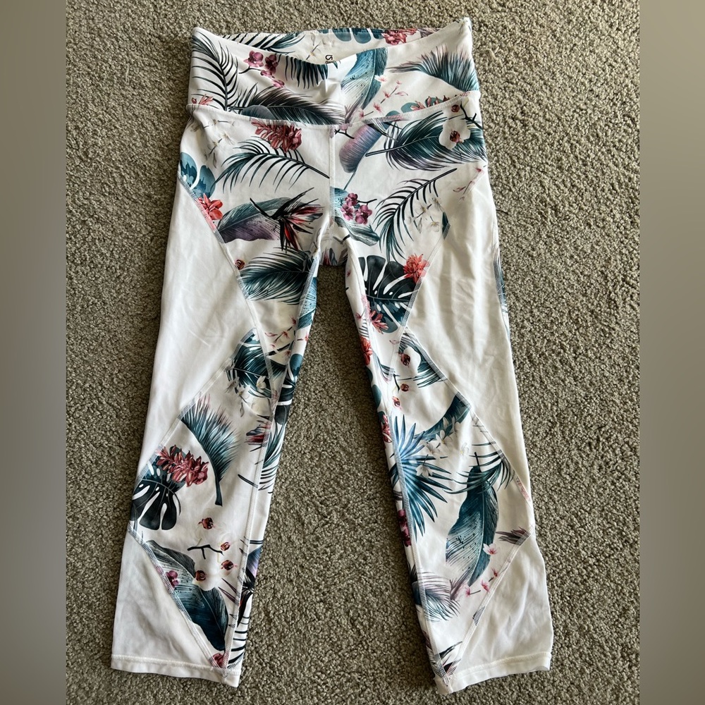 Gap fit 3/4 workout leggings. Size small. Tropical pattern. Like new! Used once.